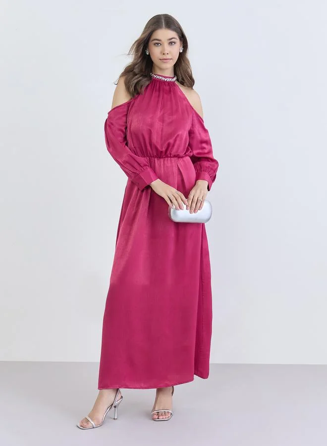 ستايلي فستان طويل مزين بتصميم واسع من الأسفل وأكتاف مكشوفة